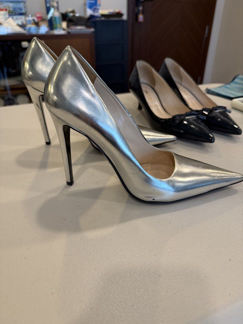 PRADA SILVER METALLIC POINTED-TOE PUMPS (Category: Sneakers & Footwear) located in Pasig City. Submitted by marketplacesellinginc (Listing ID 1460994017, Image 2). Description: ✨ FOR SALE: PRADA SILVER METALLIC POINTED-TOE PUMPS ✨ A stunning pair of Prada metallic silver pumps — sleek, dramatic, and perfect for evening events, parties, weddings, or when you want a statement shoe. ✨ 👠 Brand: Prada 📏 Size: 37 IT 🇮🇹 Made in Italy, purchased in I