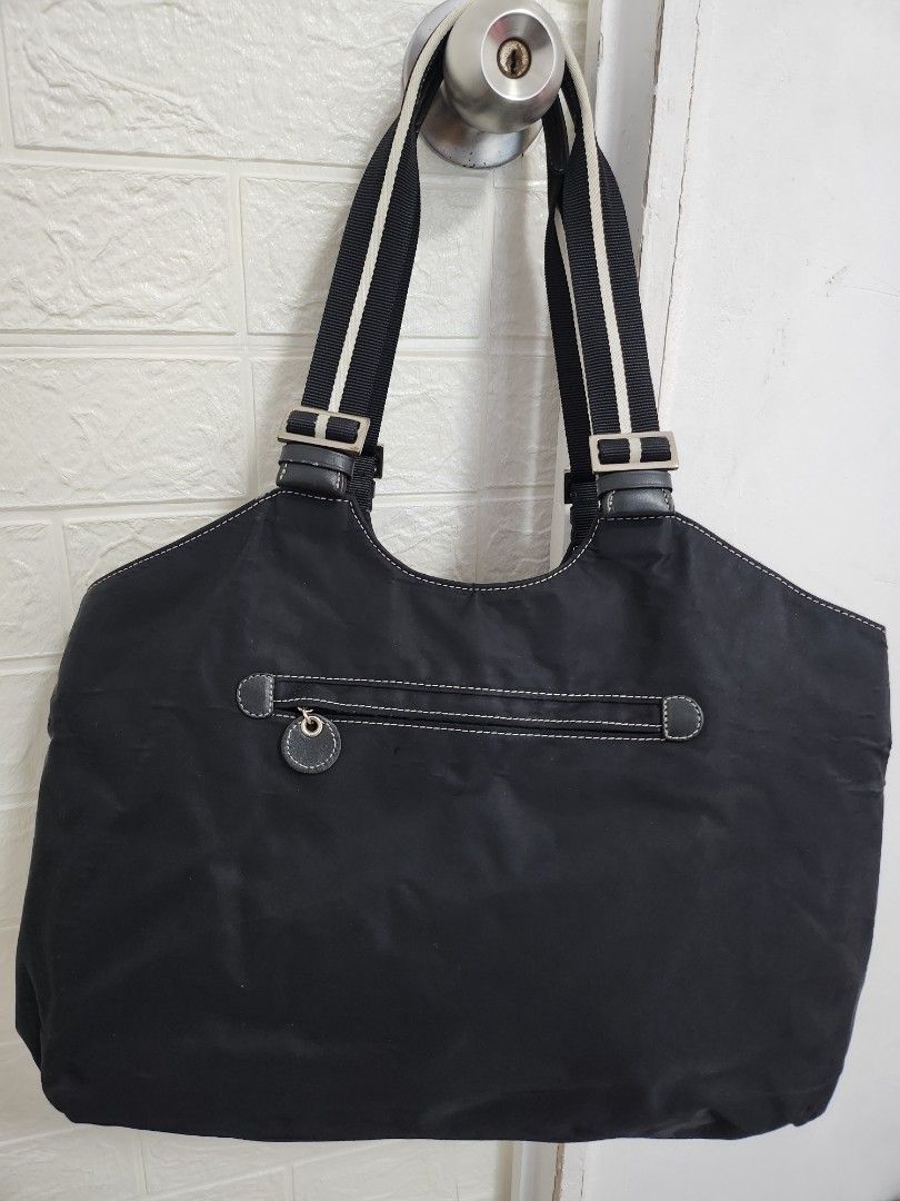 Preloved Agnés b. Voyage nylon bag (Category: Luxury Bags & Wallets) located in Cainta. Submitted by earthangeltin (Listing ID 1460954076, Image 3). Description: Preloved but well-loved Agnés b. Voyager nylon shoulder bag Super spacious Reason for Selling: Decluttering too many bags Can do same day delivery via Lalamove or Grab. Outside of Metro Manila shipping via Gogo Xpress or JnT. Shipping fee shouldered by the buyer.