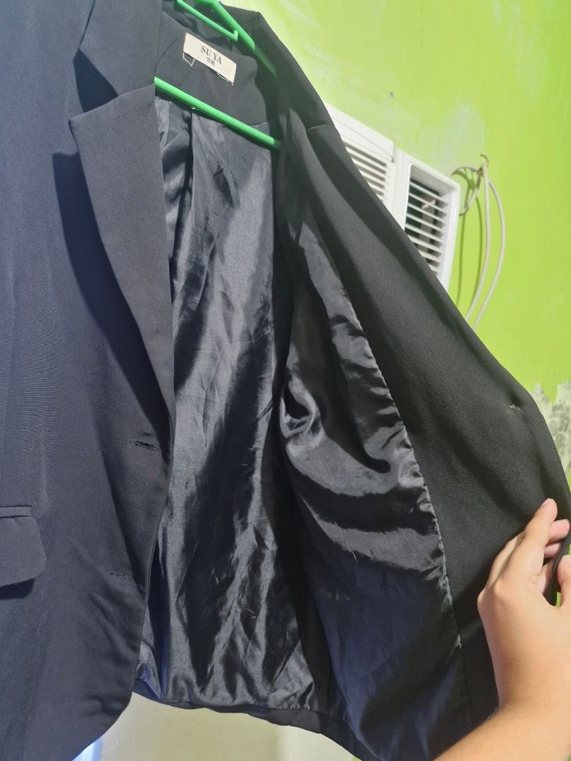 PRELOVED BLACK BLAZER FOR WOMEN (Category: Coats, Jackets and Outerwear) located in Caloocan City. Submitted by cmllesguerra (Listing ID 1461043830, Image 3). Description: RFS: Decluttering 📍 Location: Taytay, Rizal Payment first via bank transfer or GCash. - Brand: Suya - Color: Black - Closure: two button front - Pockets: Two flap pockets on front - Interior: Fully lined - Back detail: Button on vent - Style: Versatile for work or casual wear 