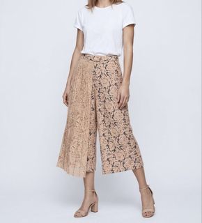 （分類：）位於 。 由 preownedluxuryclotheshk 提交（商品編號 1461073945，圖片 1）。簡介： 。