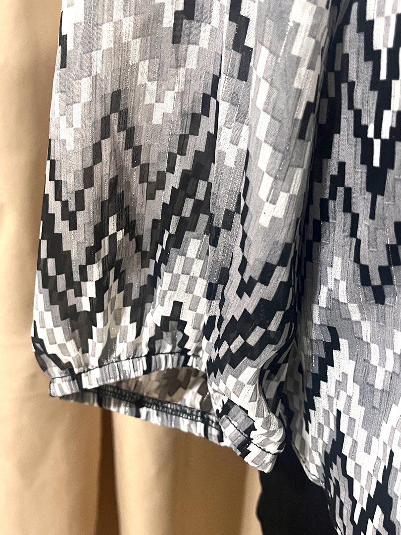 Printed Top (Category: Blouses) located in Quezon City. Submitted by babybutton2018 (Listing ID 1461014673, Image 3). Description: Printed Long Sleeved Top With slight shimmer effect in actual Size: L Never been used, stored in closet for a long time No issues RFS: Decluttering.