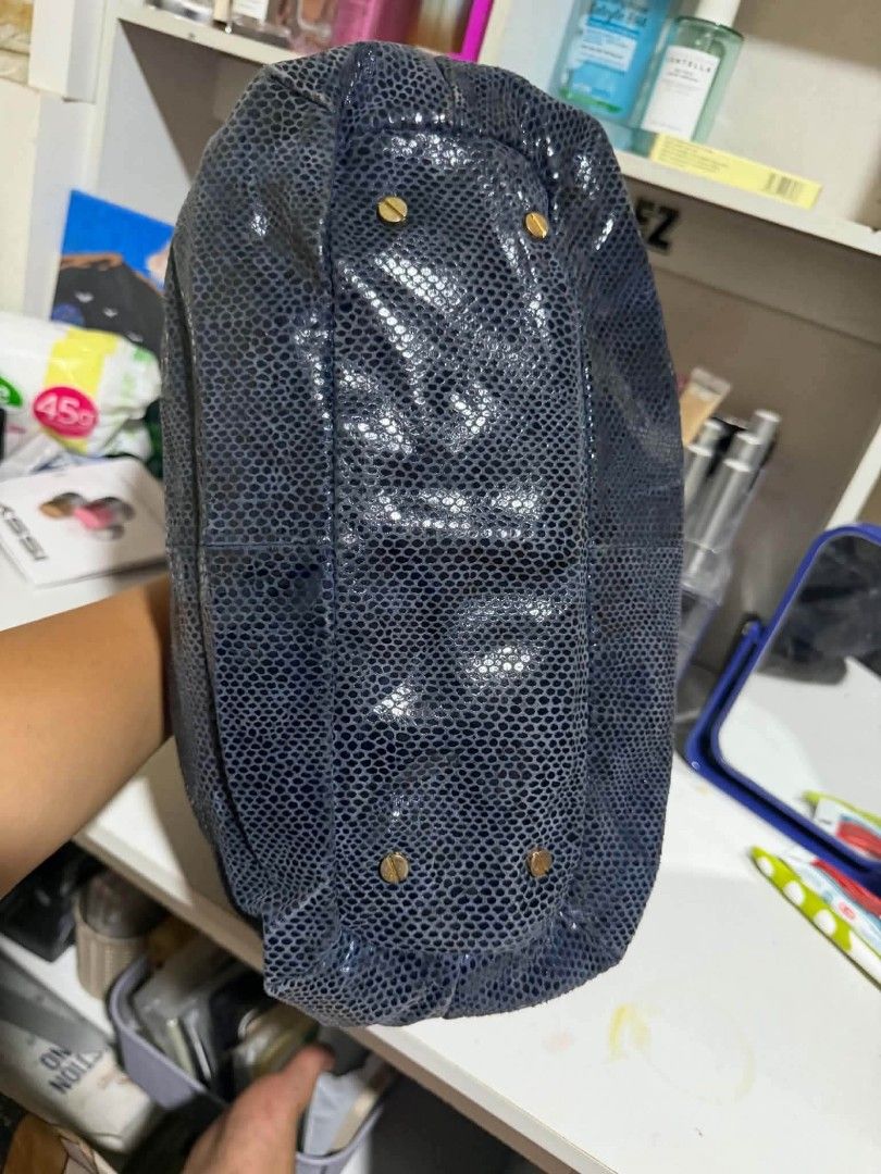 python-embossed leather hobo bag by Tory Burch (Category: Shoulder Bags) located in Surigao. Submitted by lilowearph (Listing ID 1460943076, Image 2). Description: .