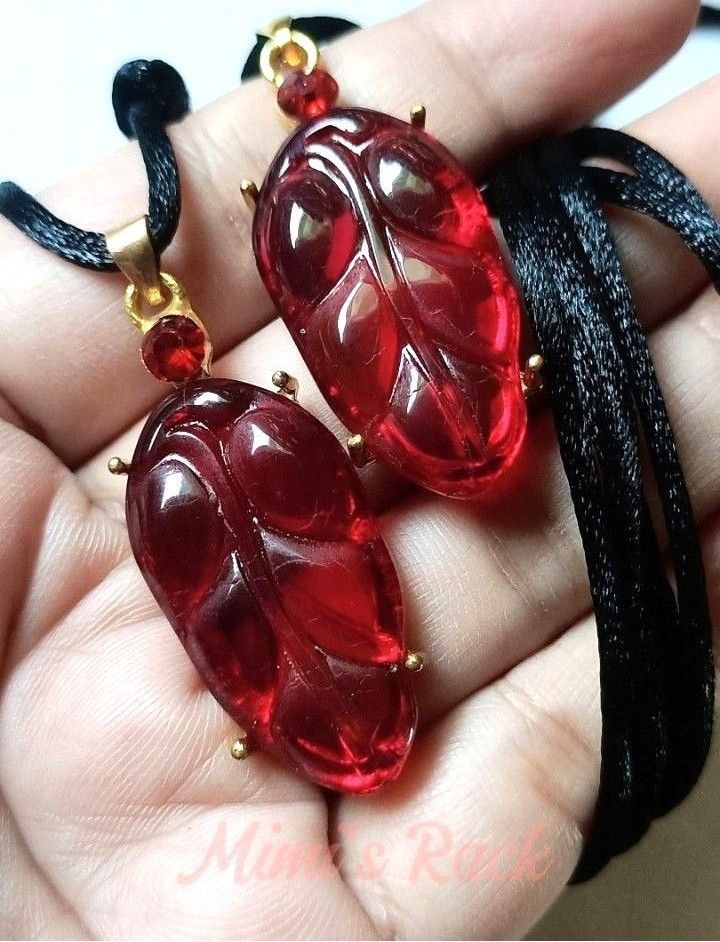 Red Chalcedony Leaf Design Rope Necklace (Category: Necklaces) located in Taguig. Submitted by mimisrack (Listing ID 1461081198, Image 1). Description: ❤️A graceful and earthy necklace featuring a red chalcedony leaf pendant with natural symbolic beauty -Leaf designs are often associated with growth, renewal, harmony, and positive energy, while red chalcedony is believed to symbolize vitality, confidence, courage, and emotional balance 🧿 adjusta