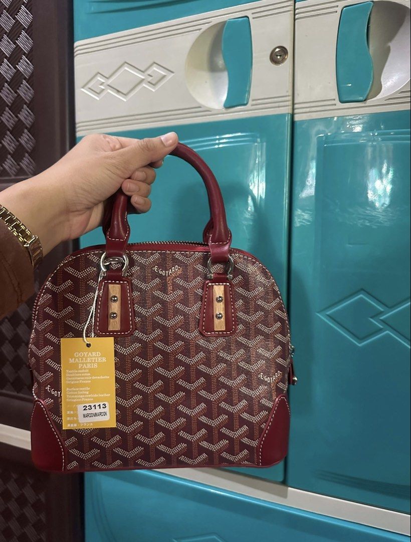 red Goyard Bag (Category: Shoulder Bags) located in San Pascual. Submitted by aesthea_closet (Listing ID 1461004038, Image 1). Description: no sling (hindi na nakita) .