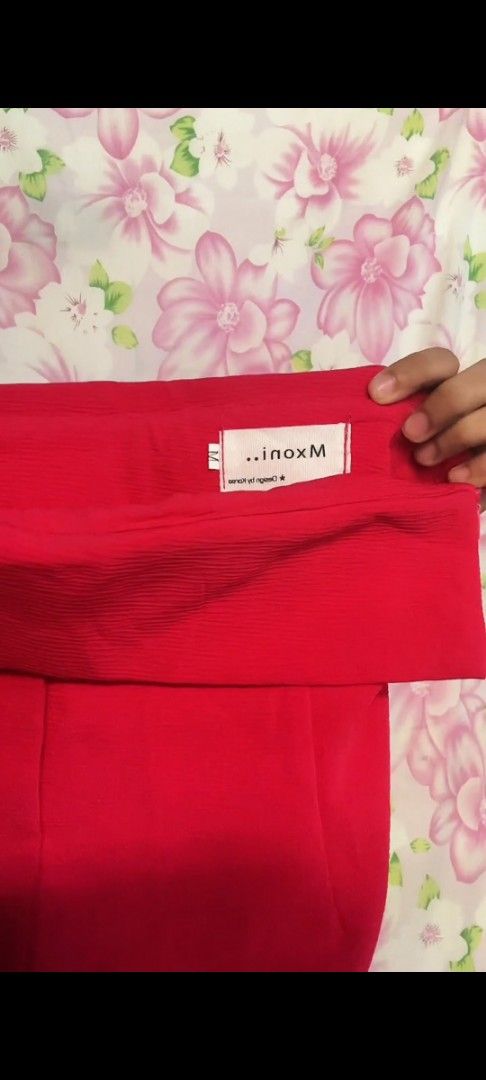 Red Mxoni.. Skirt (Category: Skirts) located in Dipolog. Submitted by true.brclo_thing (Listing ID 1461008060, Image 2). Description: -color may vary due to lighting📌 - pinkish red skirt in person - size:25 - tight / not stretchy - Ideal for work or a night out - no issue.
