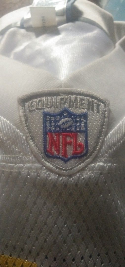 Reebok NFL Equipment Jersey Size L (Category: Tshirts & Polo Shirts ) located in Manila. Submitted by chaoticalley (Listing ID 1460958629, Image 3). Description: - White NFL Jersey by Reebok - Size: Large (L) - Made in El Salvador - Features NFL Equipment branding - Ideal for any football fan or collector.