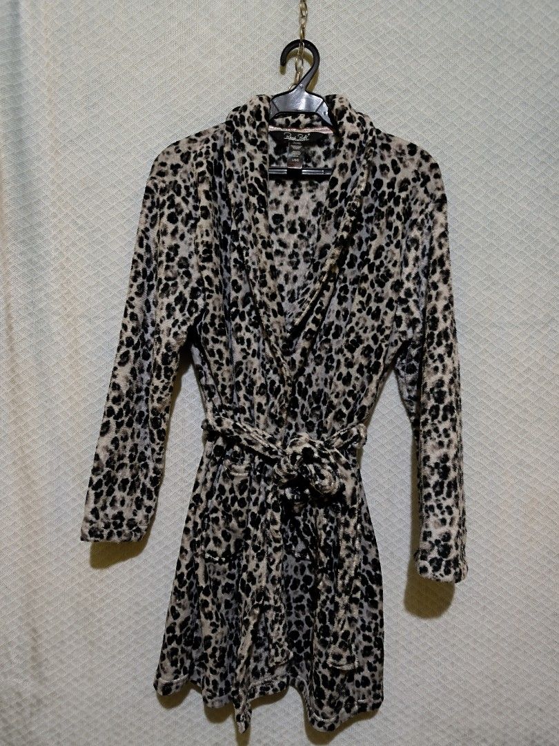 Rene Rofe Robe Leopard Print Plush Robe (Category: Dresses) located in La Paz. Submitted by carou89146 (Listing ID 1461077727, Image 1). Description: - Super soft and cozy leopard print robe - Brand: Rene Rofe Robe - Features a tie belt - Small pink ribbon detail inside - Size: L/G - Perfect for lounging or chilly nights brand-new, washed but didn't use GCash plus sf location Ilocos Province jnt .
