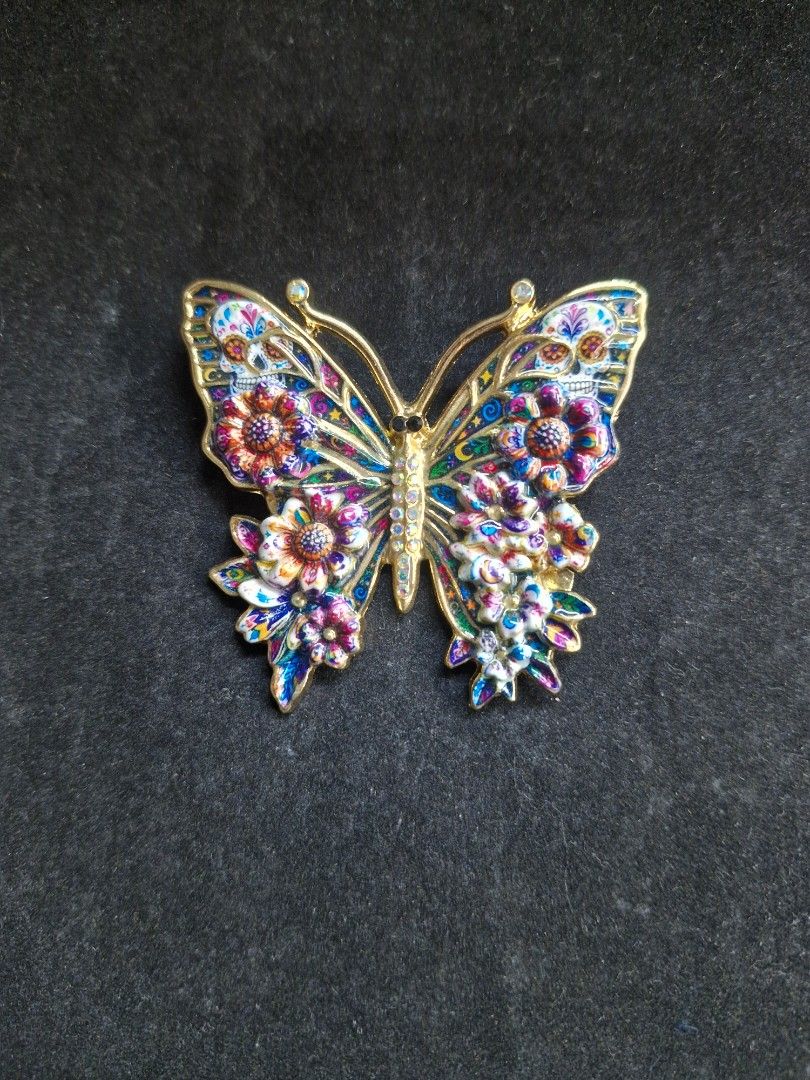 Retro Butterfly Brooch (Category: Brooches) located in Taguig. Submitted by mommaschoice (Listing ID 1461070672, Image 1). Description: Brand New Adds elegance to one's outfit Ships nationwide.