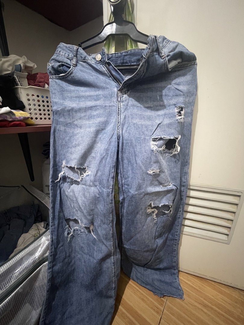 Ripped Baggy Pants (Category: Jeans) located in Marikina City. Submitted by prelovedbyshams.sy (Listing ID 1461093628, Image 1). Description: .