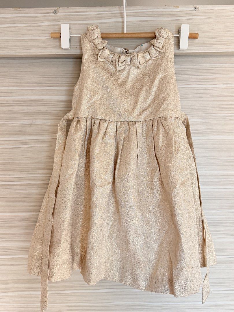 Robby Rabbit Classic Collection Dress Size 3 (Category: Babies & Kids Fashion) located in Taguig. Submitted by _annaq_ (Listing ID 1460938135, Image 1). Description: - Gold sparkly dress, size 3 - Brand: Robby Rabbit (Classic Collection) - Ruffled neckline - Button and zipper closure at the back - Ties at the back - Ideal for parties and special occasions For everyone’s fairness and transparency, kindly read Seller's Policy first before making an