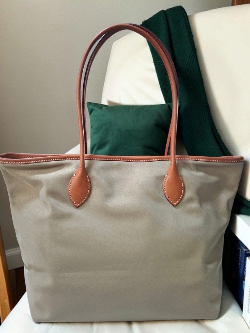 ROBERTA PIERI NYLON TOTE BAG (Category: Tote Bags) located in Las Pinas. Submitted by annachiaonair2037 (Listing ID 1460941396, Image 3). Description: ROBERTA PIERI NYLON TOTE FROM JAPAN MADE IN ITALY MAGNETIC SNAP CLOSURE UNUSED HANDLE DROP 9" NYLON WITH LEATHER HANDLES H 11" L 16.5" W 5.5" Disclaimer: I am not affiliated with, associated with, or authorized by any of the brands featured posted. Any mention of brand names, trademarks, or logos i