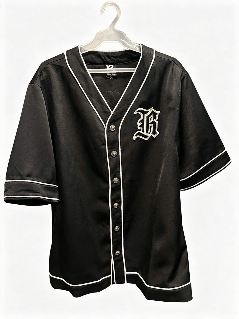 Rocawear Black Baseball Jersey Medium (Category: Tshirts & Polo Shirts ) located in Bulacan. Submitted by adoseofluxxee (Listing ID 1461107882, Image 1). Description: - Rocawear Baseball Jersey - Color: Black with White Piping - Features: Embroidered 'R' on chest - Material: 100% Polyester - Size: Medium - Style: Ideal for casual wear or streetwear.