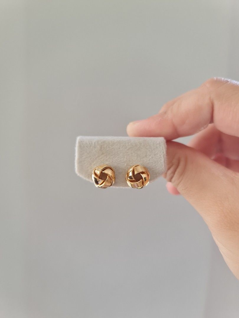 Rose Gold Swirl Stud Earrings (Category: Earrings) located in Dasmarinas. Submitted by danabrie22 (Listing ID 1460925017, Image 1). Description: 10/10 condition brand new stainless steel.