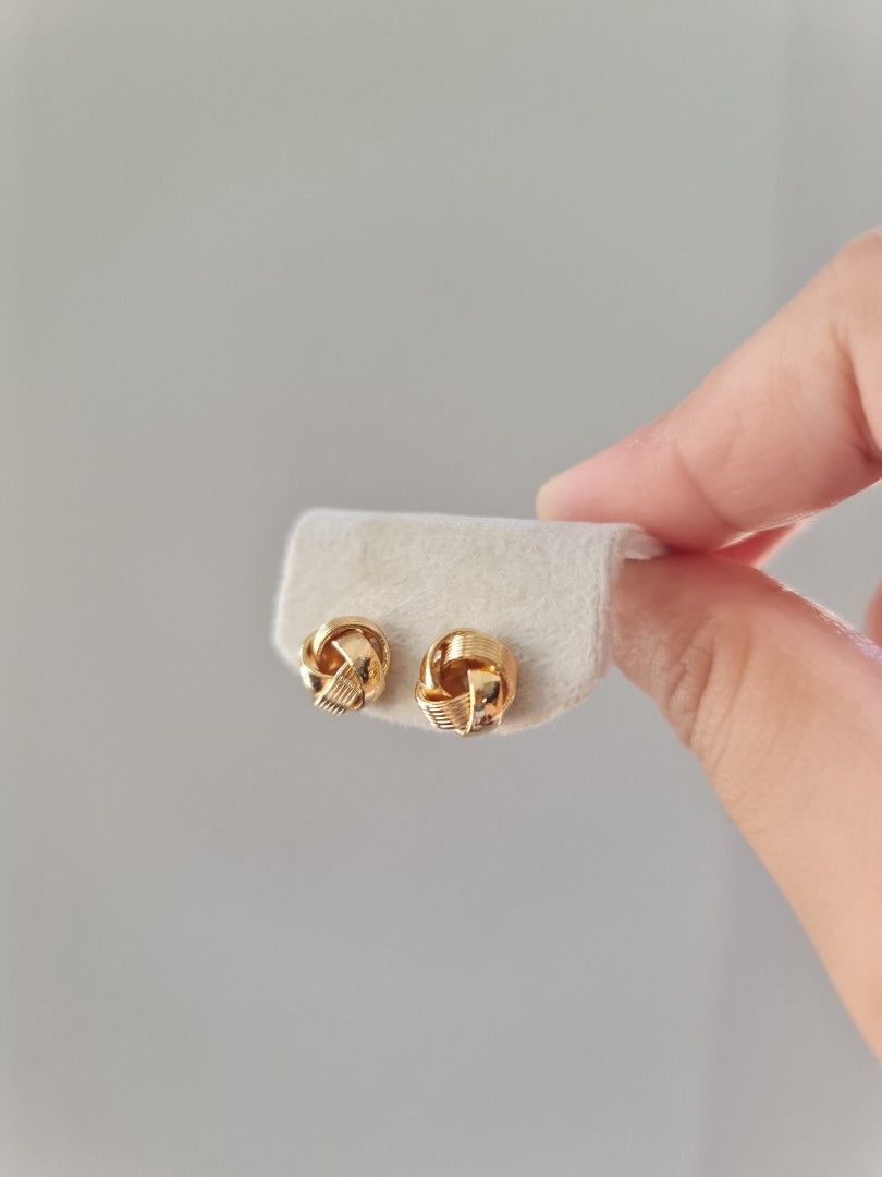 Rose Gold Swirl Stud Earrings (Category: Earrings) located in Dasmarinas. Submitted by danabrie22 (Listing ID 1460925017, Image 2). Description: 10/10 condition brand new stainless steel.