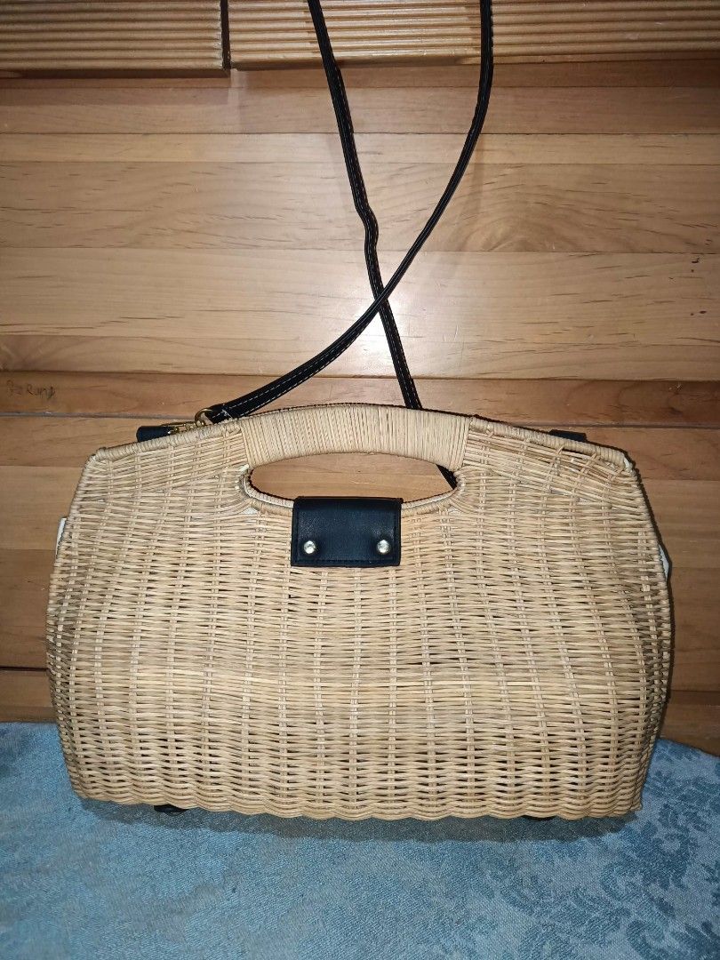Rouge Vif Rattan Sling Bag (Category: Cross-body Bags) located in Baguio. Submitted by roselleshiddentreasures13384 (Listing ID 1460941635, Image 2). Description: 🌸Rattan Material 🌸No Major Issue 🌸Normal Signs Of Use Only 📏Meduim Size 🖼️Check All Photos For Other Details 🌸Limit Your Expectation The Item Is Preloved From Ukay ❌No Return No Exchange. ❗.