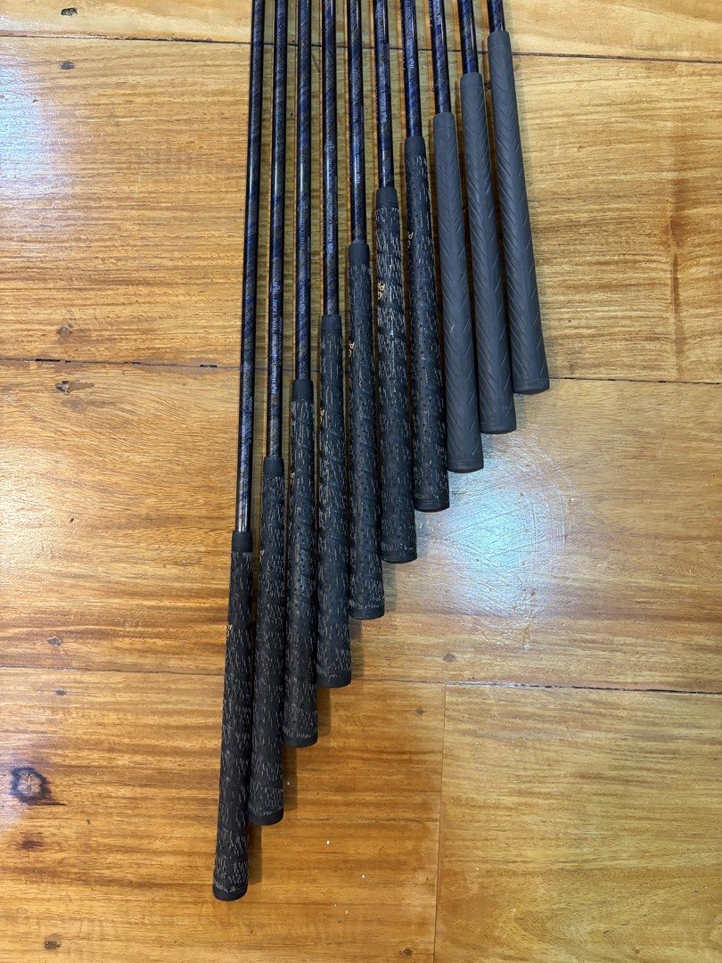 RUSH SALE: Complete Beginner Golf Set ⛳️🏌️‍♀️ (Category: Golf) located in Manila. Submitted by ilovemaltedmilk (Listing ID 1460927529, Image 3). Description: A well maintained, complete beginner golf set for only ₱6,000 (OBO). Set includes: - Beverly Hills Black Bag - Hi-Brid Driver - Hi-Brid 4-Wood - Hi-Brid 5-Wood - 10pcs Momentum Iron Set (3-9 + PW, AW, & SW) - MaxiFli Putter - Item is still negotiable - Cavity back and graphite shaft irons, 
