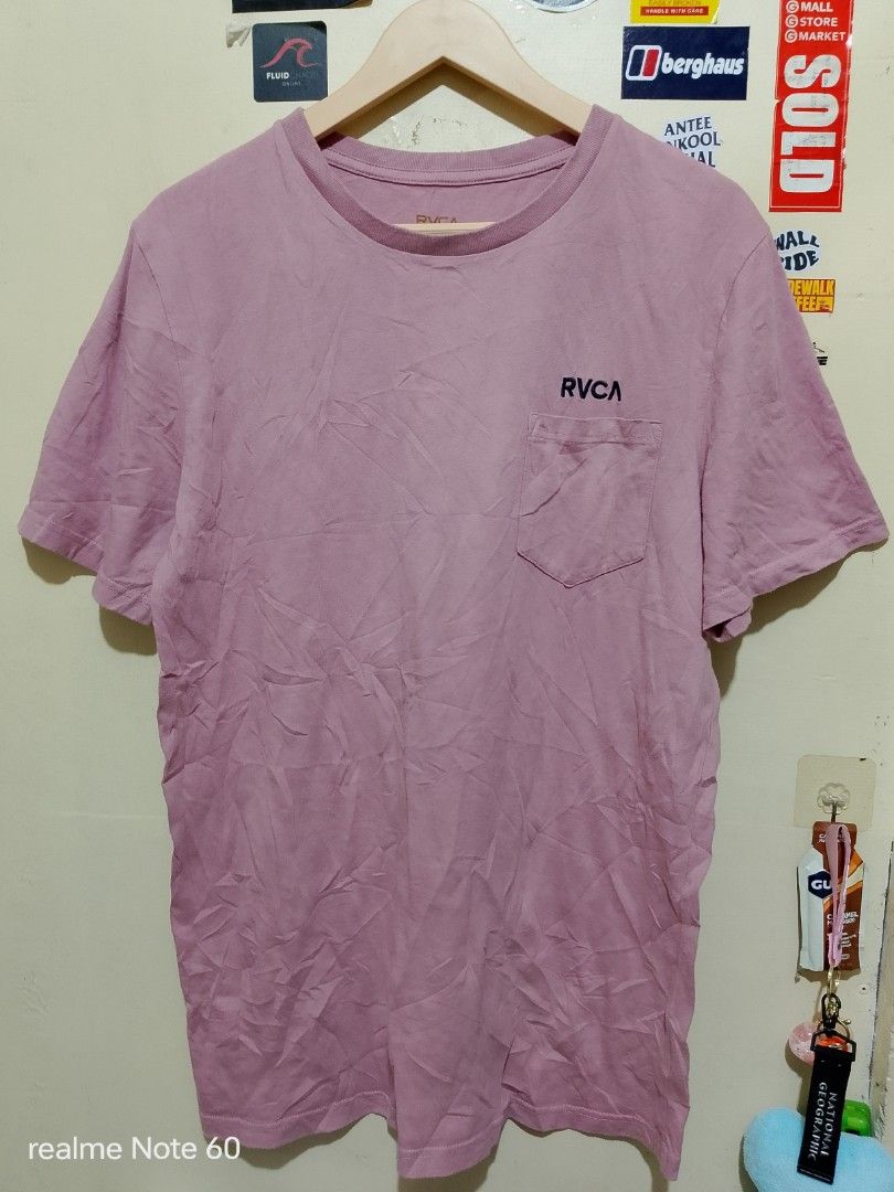 RVCA pocket tee Mens (Category: Tshirts & Polo Shirts ) located in Tagum. Submitted by tgm2023 (Listing ID 1461056259, Image 1). Description: RVCA pocket tee Mens Excellent condition 21 x 29 Size Medium on tag Color : Mauve pink Cotton fabric ✅ Embroidered logo on chest Laser printed on the back 🏷️480.⁰⁰.