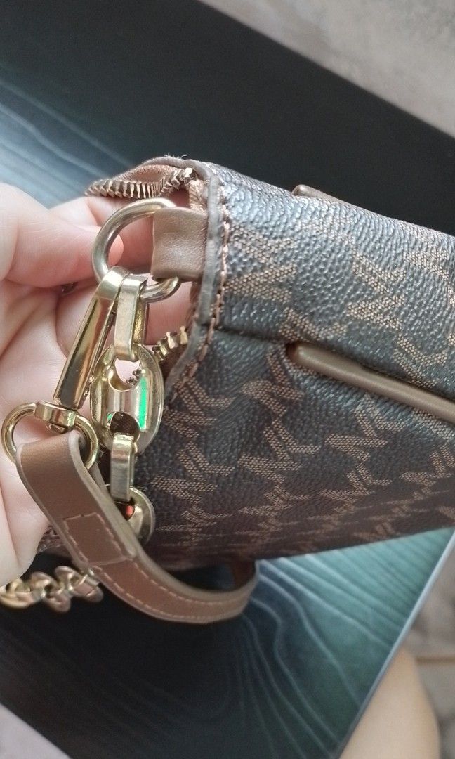 Sale! Shoulder Bag (Category: Shoulder Bags) located in Batangas. Submitted by zenrez_shop (Listing ID 1461058099, Image 3). Description: No issue like new.