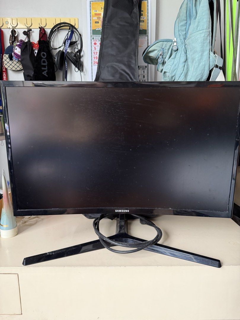 Samsung Computer Monitor (Category: Desktops) located in Manila. Submitted by tizonfranc44931 (Listing ID 1461047594, Image 1). Description: - Samsung monitor for sale - Great for gaming and work - Cables neatly wrapped - 120 Hz Monitor - With HDMI cable .