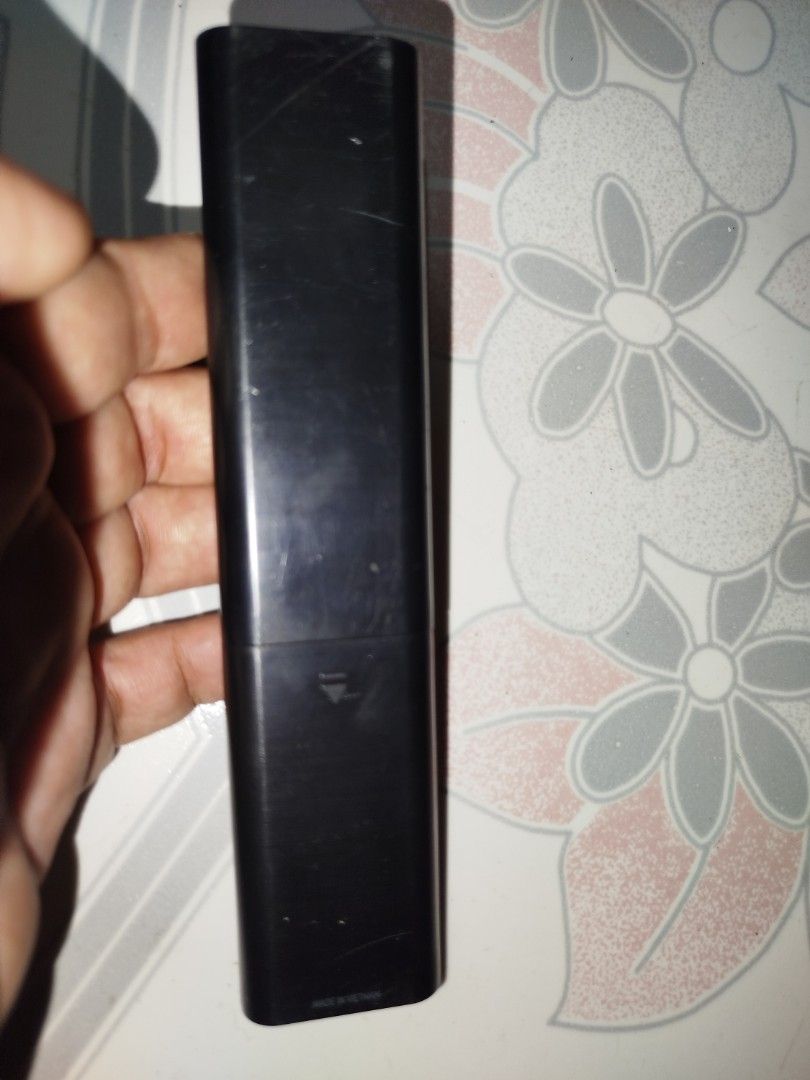 Samsung Soundbar Remote Control (Category: Soundbars, Speakers & Amplifiers) located in Manila. Submitted by jojo.welter (Listing ID 1461090963, Image 2). Description: - Original Samsung soundbar remote - Compatible with most Samsung soundbars - Buttons are clear and responsive - Clean battery compartment - Shows minor scuffs from normal use - Tested and confirmed working.