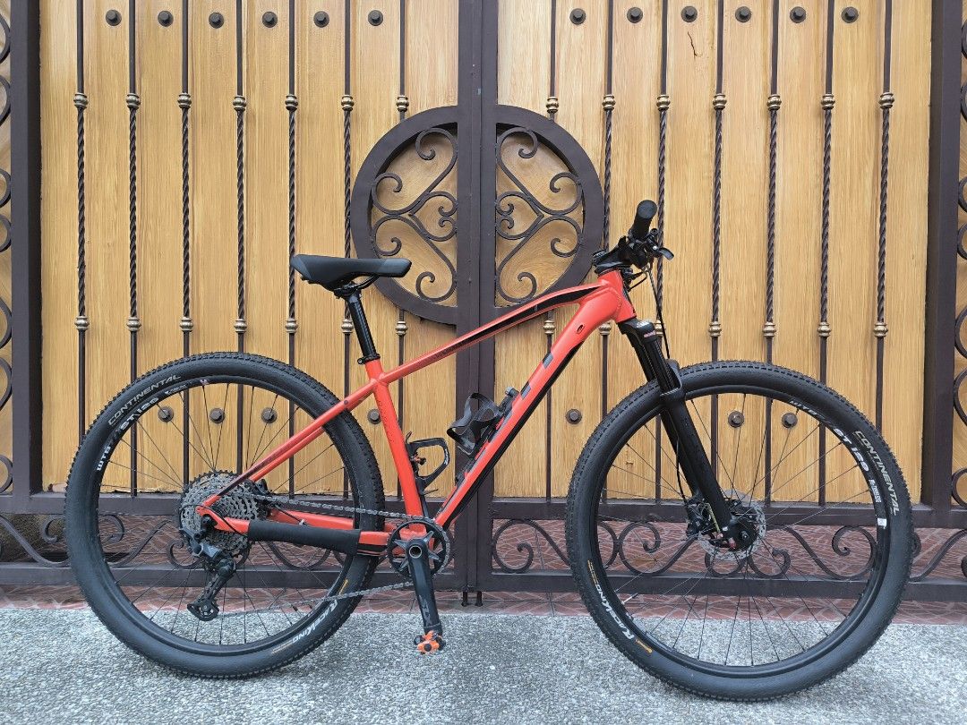 SCOTT ASPECT 29/M SLX GS (40K) (Category: Bicycles) located in Quezon City. Submitted by negrosyante (Listing ID 1460943328, Image 1). Description: SCOTT ASPECT 950 29/MEDIUM SR SUNTOUR EPIXON FORK (AIR) 29ER/110MM FUNN KINGPIN HANDLEBAR FUNN HANDGRIP FUNN STEM NUKEPROOF HEADSET BX BLACK SEATPOST SELLE ITALIA ST3 SADDLE NUKEPROOF SEATCLAMP RITCHEY COMP XC CLIPLESS PEDAL SLX M7100 HYDRAULIC BRAKESET SLX M7100 SHIFTER 12S SLX M7100 RD 12S SLX M7100