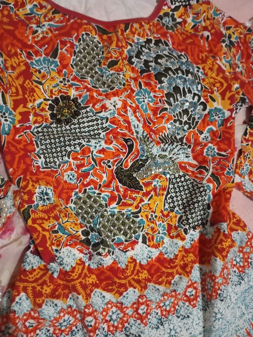 Sequin Multicolor top (Category: Longsleeves) located in Manila. Submitted by gelly.bean.penguin (Listing ID 1461037881, Image 2). Description: .