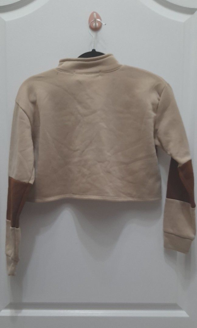 SHEIN BROWN CROP TOP SWEATSHIRT (Category: Coats, Jackets and Outerwear) located in Mandaluyong City. Submitted by .prelovedbymitch (Listing ID 1460954537, Image 3). Description: never worn masikip sakin W21xL16.