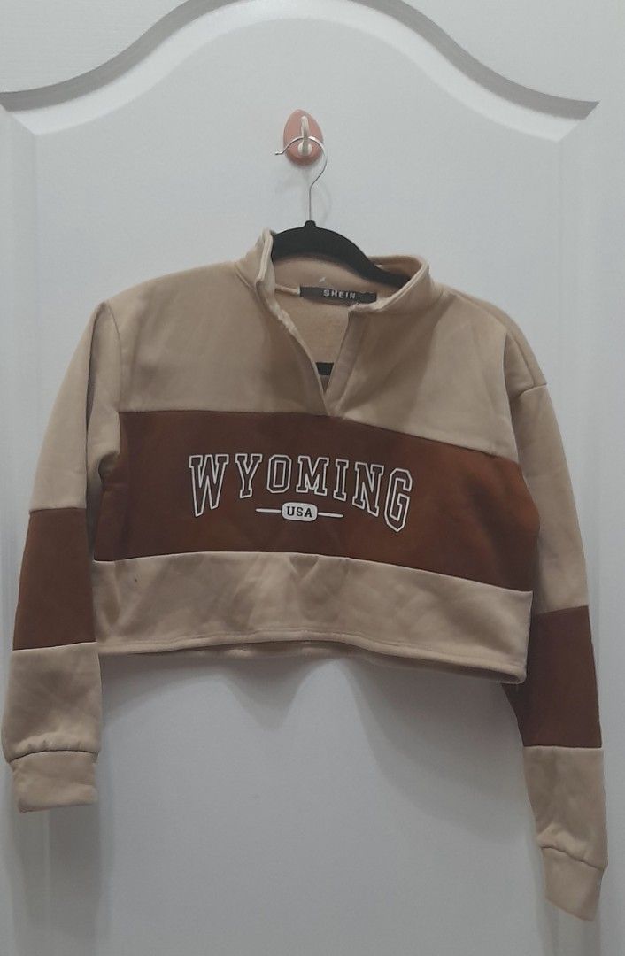 SHEIN BROWN CROP TOP SWEATSHIRT (Category: Coats, Jackets and Outerwear) located in Mandaluyong City. Submitted by .prelovedbymitch (Listing ID 1460954537, Image 1). Description: never worn masikip sakin W21xL16.