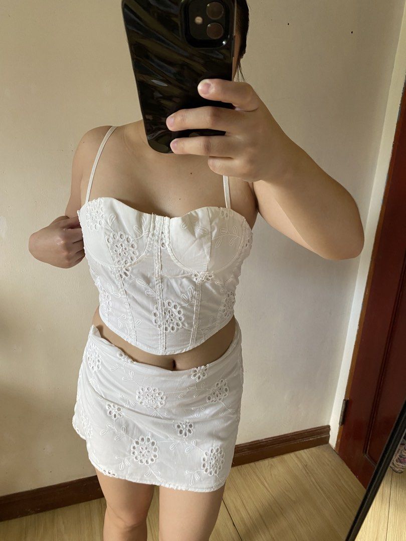 Shein White Corset Set (Category: Sets or Coordinates) located in Manaoag. Submitted by wewhorewhat (Listing ID 1460963465, Image 1). Description: BOUGHT IN SHEIN APP 899 BRANDNEW NEVER BEEN USED NAKASTOCK LANG SA CLOSET SIZE XS ON TAG CAN FIT TO XXS TO SMALL top: bust 29-32 bottom size 25-28 l:14 RFS: CANT FIT SA WAISTLINE HUHU .