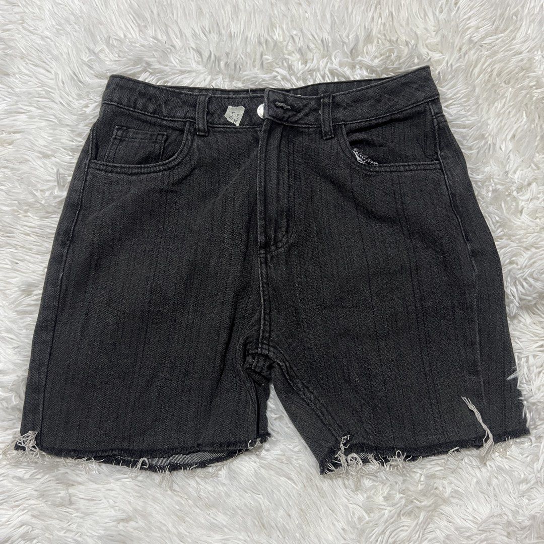 Stradivarius Shorts (Category: Shorts) located in Cavite. Submitted by salmon1dry (Listing ID 1461087496, Image 1). Description: Stradivarius Shorts length 15 waist 29-30 negotiable for sure buyers payment first +sf lalamove or j&t 📍 general trias, cavite.