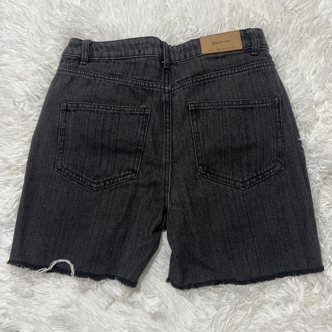 Stradivarius Shorts (Category: Shorts) located in Cavite. Submitted by salmon1dry (Listing ID 1461087496, Image 2). Description: Stradivarius Shorts length 15 waist 29-30 negotiable for sure buyers payment first +sf lalamove or j&t 📍 general trias, cavite.