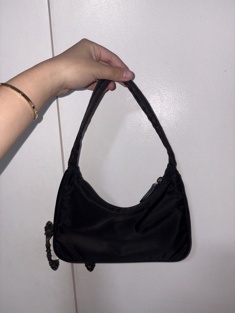 Shoulder bag (Category: Shoulder Bags) located in Manila. Submitted by coleenb_ (Listing ID 1460986141, Image 2). Description: .