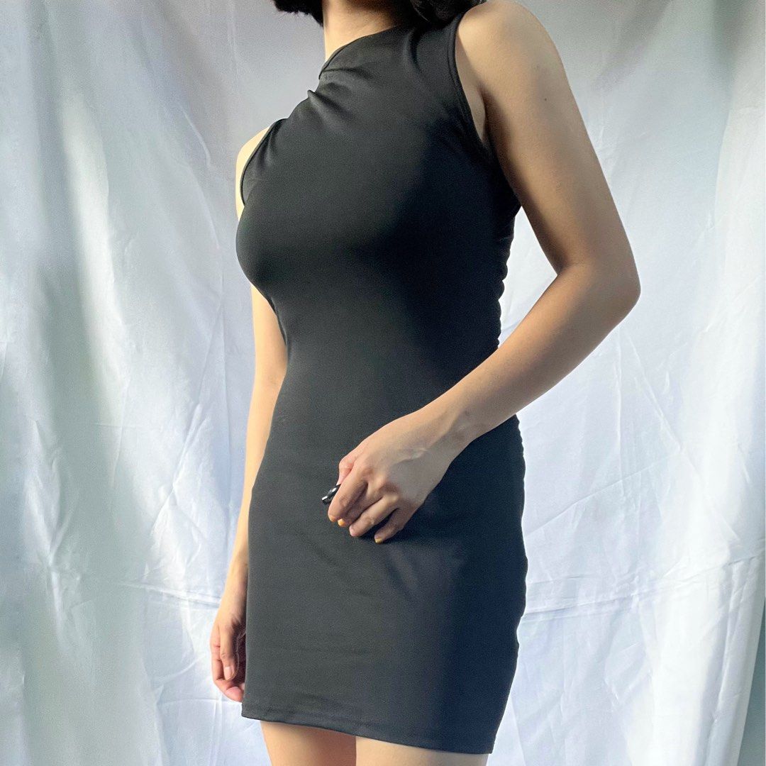 Sleeveless Mock Neck Mini Dress Black (Category: Dresses) located in Manila. Submitted by demi.rewears (Listing ID 1461069306, Image 1). Description: Black sleeveless mini dress with mock neck. Stretchy fabric. Above-the-knee length. Easy to style. Size: Fits Extra Small to Small (Tag: XS / Very Stretchable / Asian Fit) Bust: Fits 29” to 33” (15” flat lay) Waist: Fits 21” to 26” (11” flat lay) Length: 30” (Above the knee).