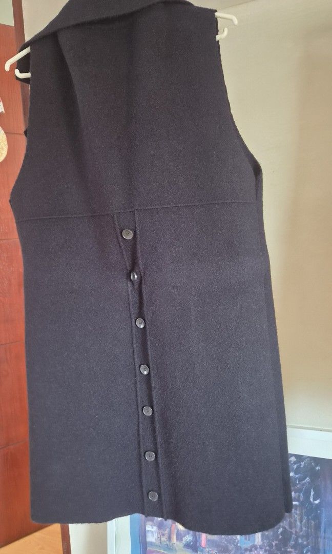 Sleeveless wool Trench Coat (Category: Coats, Jackets and Outerwear) located in Bulacan. Submitted by iamolivia_p (Listing ID 1460984712, Image 2). Description: Very Thick, no obvious damage or d3ffect, no foul odor, personal use. Perfect for very cool waethered countries W: 18" x L:32".