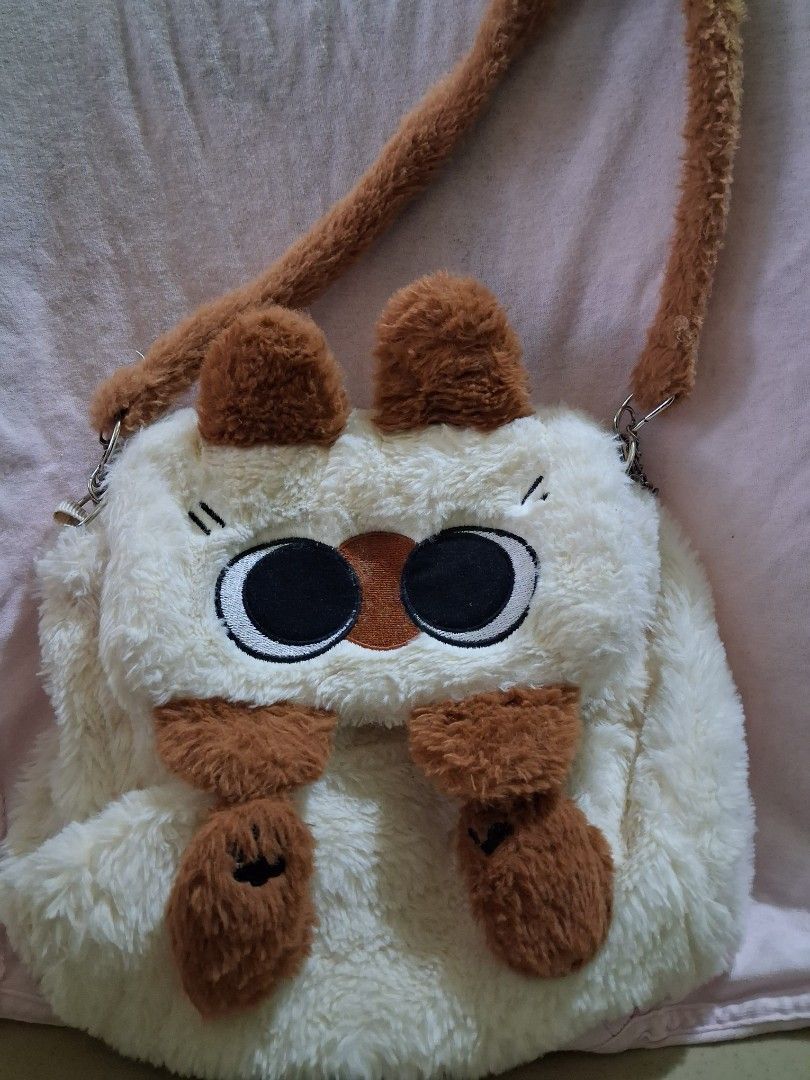 SLING BAGS (Category: Luxury Bags & Wallets) located in La Trinidad. Submitted by hyenaa_v (Listing ID 1461013764, Image 2). Description: 200 each.