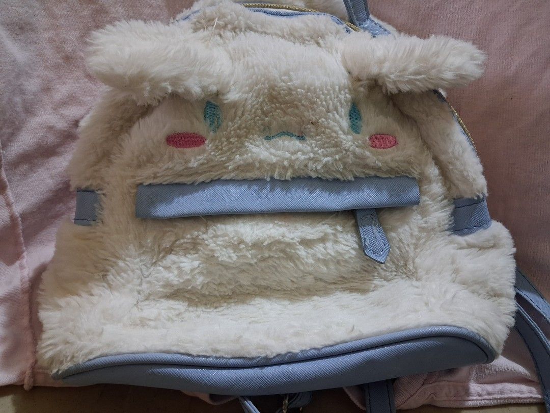 SLING BAGS (Category: Luxury Bags & Wallets) located in La Trinidad. Submitted by hyenaa_v (Listing ID 1461013764, Image 1). Description: 200 each.