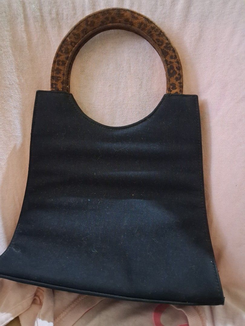 SLING BAGS (Category: Luxury Bags & Wallets) located in La Trinidad. Submitted by hyenaa_v (Listing ID 1461013764, Image 3). Description: 200 each.