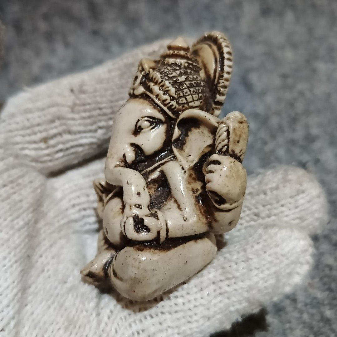 Small Lord Ganesha Statue (Category: Figurines & Statues) located in Meycauayan. Submitted by ka_luma (Listing ID 1461074440, Image 2). Description: Lord Ganesha Statue with an antique ivory-like finish, likely crafted from resin or a similar synthetic material designed to mimic traditional carved bone or ivory..