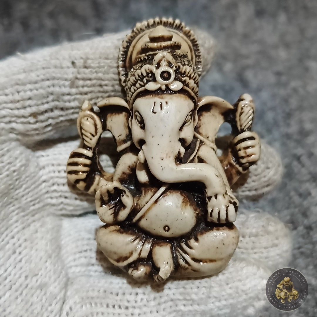 Small Lord Ganesha Statue (Category: Figurines & Statues) located in Meycauayan. Submitted by ka_luma (Listing ID 1461074440, Image 1). Description: Lord Ganesha Statue with an antique ivory-like finish, likely crafted from resin or a similar synthetic material designed to mimic traditional carved bone or ivory..