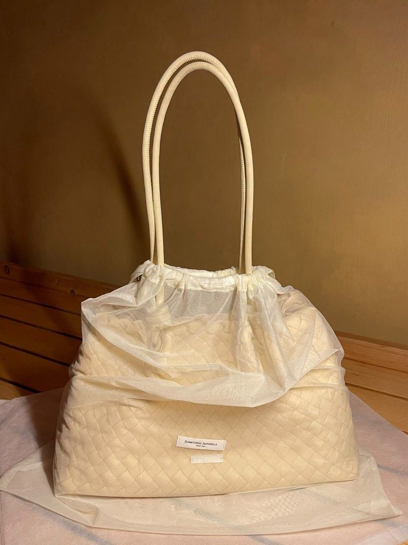 Something Apparels JARDIN BAG "CORN" (Category: Tote Bags) located in Manila. Submitted by baobao05 (Listing ID 1461064132, Image 1). Description: - Color - Corn (Pastel Yellow) - Made with 100% Synthetic fiber with polyester & spandex blend. - Fits perfectly: iPad mini, iPad Pro, MacBook 13" - Magentic Closure, Spacious interior - Used 1xOnly - Bought for ₱5.7k from Thailand .