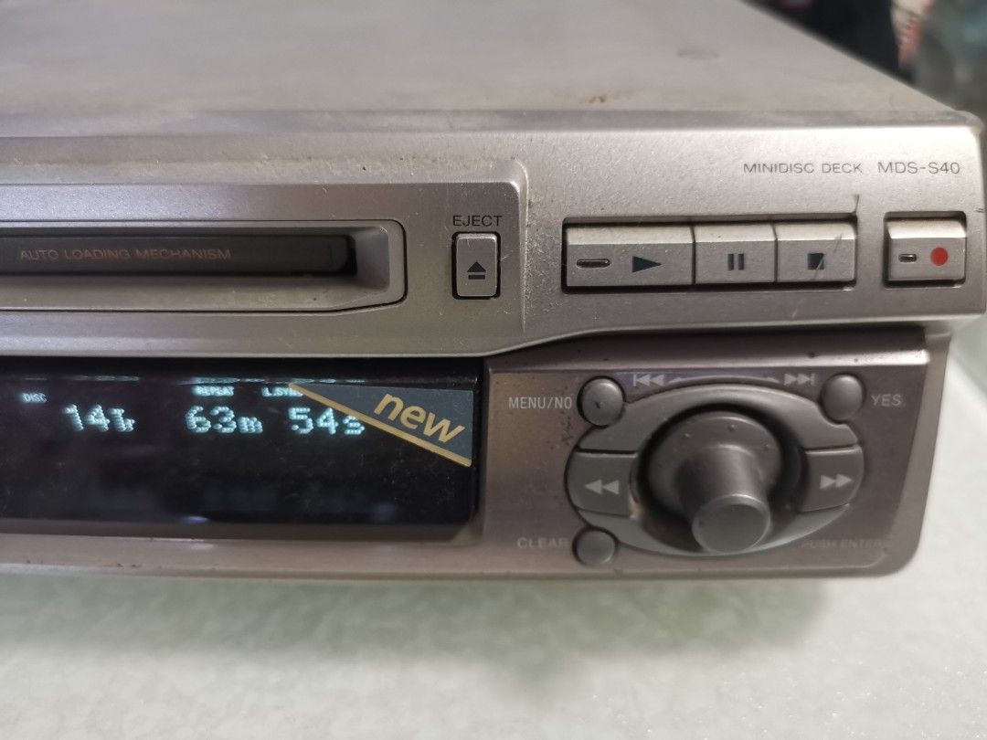 SONY MDS-S40 迷你光碟 MD 機 （分類：音樂播放裝置 MP3及CD Player）位於 Hong Kong。 由 kwkauyeung 提交（商品編號 1460958557，圖片 3）。簡介： 呢部係 SONY MDS-S40 迷你光碟 MD 機。可以讀寫迷你光碟。操作簡單，有基本播放同錄音功能。適合收藏或者想玩返 MD 嘅朋友。 一直以來，Sony 嘅S系列MD機都十分稳定，唔挑碟，此機亦一樣，全正常，光頭同寫頭都精神，秒讀碟，display 清淅。一直都是用作後備機，有時其他機讀唔到碟，就用佢試下究竟係碟問題定係機問題, 連佢都讀唔到就一定係碟問題，揼得。 香港電壓，附一個代用遥控，基本功能可用，但無試過入歌名等深入功能。機身較舊，但正所謂敗絮其外，金玉其中。東鐵沿線或葵芳、興站交收，thanks.。