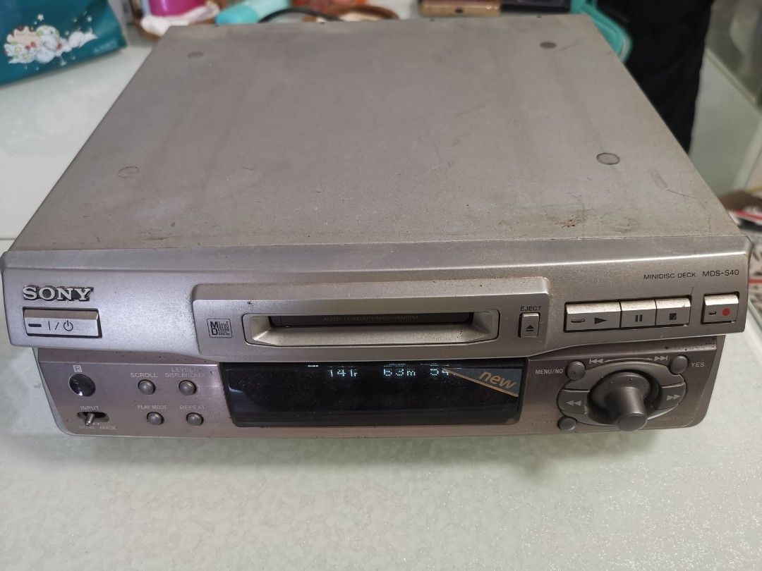 SONY MDS-S40 迷你光碟 MD 機 （分類：音樂播放裝置 MP3及CD Player）位於 Hong Kong。 由 kwkauyeung 提交（商品編號 1460958557，圖片 1）。簡介： 呢部係 SONY MDS-S40 迷你光碟 MD 機。可以讀寫迷你光碟。操作簡單，有基本播放同錄音功能。適合收藏或者想玩返 MD 嘅朋友。 一直以來，Sony 嘅S系列MD機都十分稳定，唔挑碟，此機亦一樣，全正常，光頭同寫頭都精神，秒讀碟，display 清淅。一直都是用作後備機，有時其他機讀唔到碟，就用佢試下究竟係碟問題定係機問題, 連佢都讀唔到就一定係碟問題，揼得。 香港電壓，附一個代用遥控，基本功能可用，但無試過入歌名等深入功能。機身較舊，但正所謂敗絮其外，金玉其中。東鐵沿線或葵芳、興站交收，thanks.。