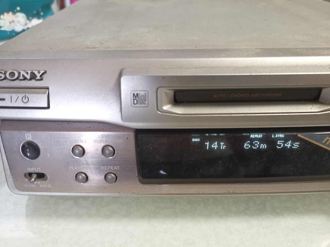 SONY MDS-S40 迷你光碟 MD 機 （分類：音樂播放裝置 MP3及CD Player）位於 Hong Kong。 由 kwkauyeung 提交（商品編號 1460958557，圖片 2）。簡介： 呢部係 SONY MDS-S40 迷你光碟 MD 機。可以讀寫迷你光碟。操作簡單，有基本播放同錄音功能。適合收藏或者想玩返 MD 嘅朋友。 一直以來，Sony 嘅S系列MD機都十分稳定，唔挑碟，此機亦一樣，全正常，光頭同寫頭都精神，秒讀碟，display 清淅。一直都是用作後備機，有時其他機讀唔到碟，就用佢試下究竟係碟問題定係機問題, 連佢都讀唔到就一定係碟問題，揼得。 香港電壓，附一個代用遥控，基本功能可用，但無試過入歌名等深入功能。機身較舊，但正所謂敗絮其外，金玉其中。東鐵沿線或葵芳、興站交收，thanks.。