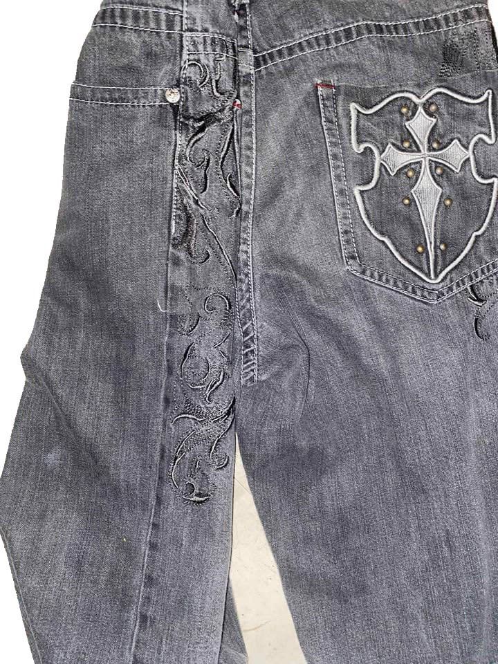Southpole 2000’s release Punk Jorts (Category: Jeans) located in Caloocan City. Submitted by symoniki (Listing ID 1460962719, Image 2). Description: Tagged Waist-34 Outseam-61cm /24in Leg opening- 30cm /12in Rise- 30cm /12in Back pockets- 17 x14cm -Fitting is US based Punk length honest issue - last picture Negotiable just offer.