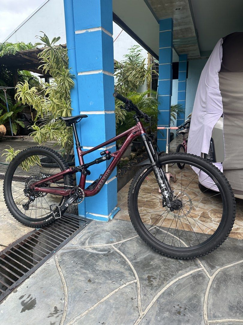 Specialized status 160 Mountain Bike (Category: Bicycles) located in Batangas. Submitted by arvinmiguel (Listing ID 1461112858, Image 3). Description: Built bike Upgrades cockpit Raceface next carbon bar 35mm Raceface 35mm turbine Raceface grips Shigura brakeset Slx lever m7100 Magura mt5 caliper front Magura mt7 caliper back.