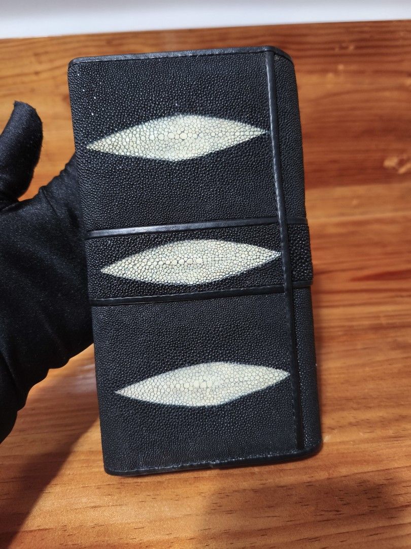 Stingray wallet (Category: Wallets & Card holders) located in Baguio. Submitted by queenlyne_vintage_rare_finds (Listing ID 1461024124, Image 2). Description: .