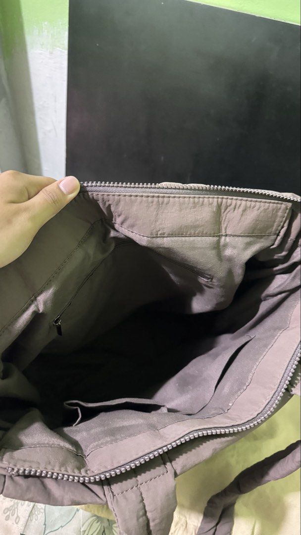 Straightforward Haven Tote Bag DT Chestnut (Category: Tote Bags) located in Pasig City. Submitted by magayon.ph (Listing ID 1461019975, Image 2). Description: - Puffy tote bag in DT Chestnut color - Secure zipper closure - Interior features: 1 zippered pocket and multiple slip pockets - Ample space, ideal for everyday essentials - Versatile and practical for daily use.