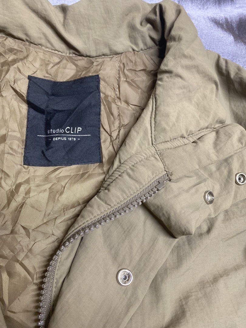 Studio Clip Khaki Zip-Up Jacket (Category: Coats, Jackets and Outerwear) located in Manila. Submitted by kevinthriftshop (Listing ID 1461052262, Image 2). Description: - Studio Clip Khaki Jacket - Zip-up front with snap button closure - High collar design - Two front pockets - Material: Nylon and Polyester - Size: F (Free Size) - Ideal for layering Location: Cavite.