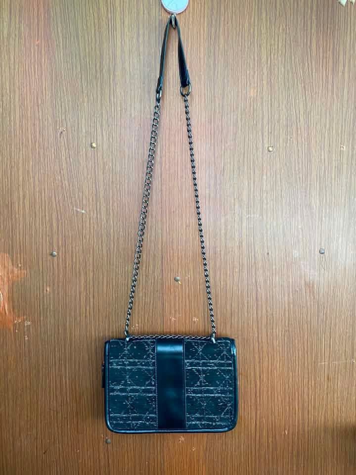 SUFFI KANI MINI SHOULDER BAG CHAIN STRAP GLITTER TEXTURE (Category: Luxury Bags & Wallets) located in Manila. Submitted by hustle_thrift08 (Listing ID 1460948794, Image 2). Description: PRICE: 599 Issue: None Condition: 10/10 Color Rate: 10/10.