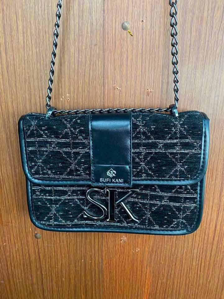 SUFFI KANI MINI SHOULDER BAG CHAIN STRAP GLITTER TEXTURE (Category: Luxury Bags & Wallets) located in Manila. Submitted by hustle_thrift08 (Listing ID 1460948794, Image 3). Description: PRICE: 599 Issue: None Condition: 10/10 Color Rate: 10/10.